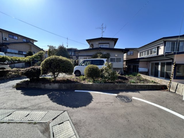 八戸市大字中居林字綿ノ端の駐車場|【リフォーム前】庭木を伐採・伐根し、並列3台駐車可能に整備する予定です。