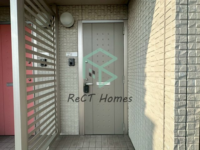 リバーサイド中野田の玄関