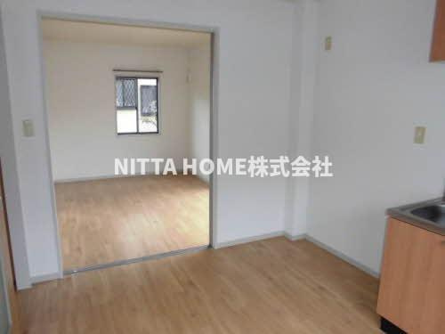 カトル・セゾンの居間・リビング|南向きで陽当り良好です!(^^)!