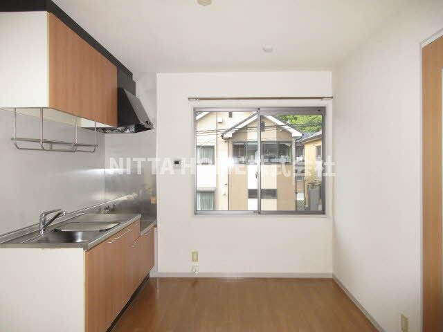 カトル・セゾンの居間・リビング|5.9帖のキッチンスペース〇