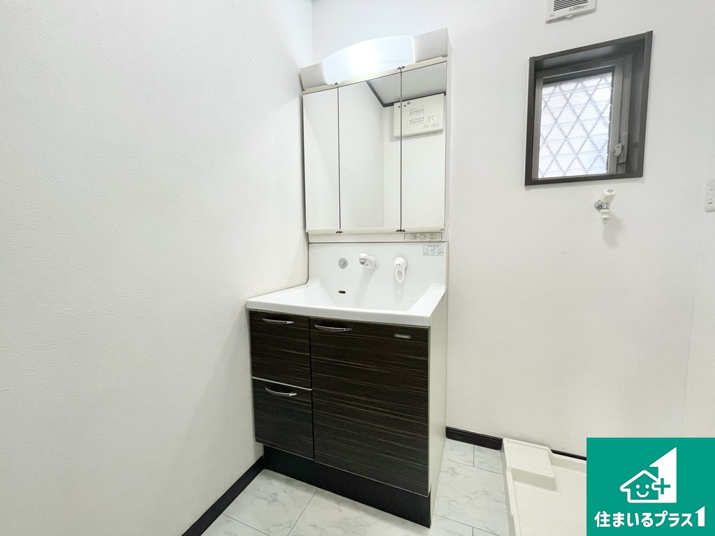 堺市西区鳳南町　中古一戸建のトイレ|シャワー洗浄機能付トイレは標準仕様。冬場は暖かシートヒーターも装備！
表面コートでキレイ長持ち！省エネ節水仕様の温水洗浄トイレ！