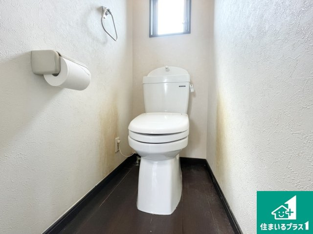 堺市西区鳳南町　中古一戸建のトイレ|シャワー洗浄機能付トイレは標準仕様。冬場は暖かシートヒーターも装備！
表面コートでキレイ長持ち！省エネ節水仕様の温水洗浄トイレ！