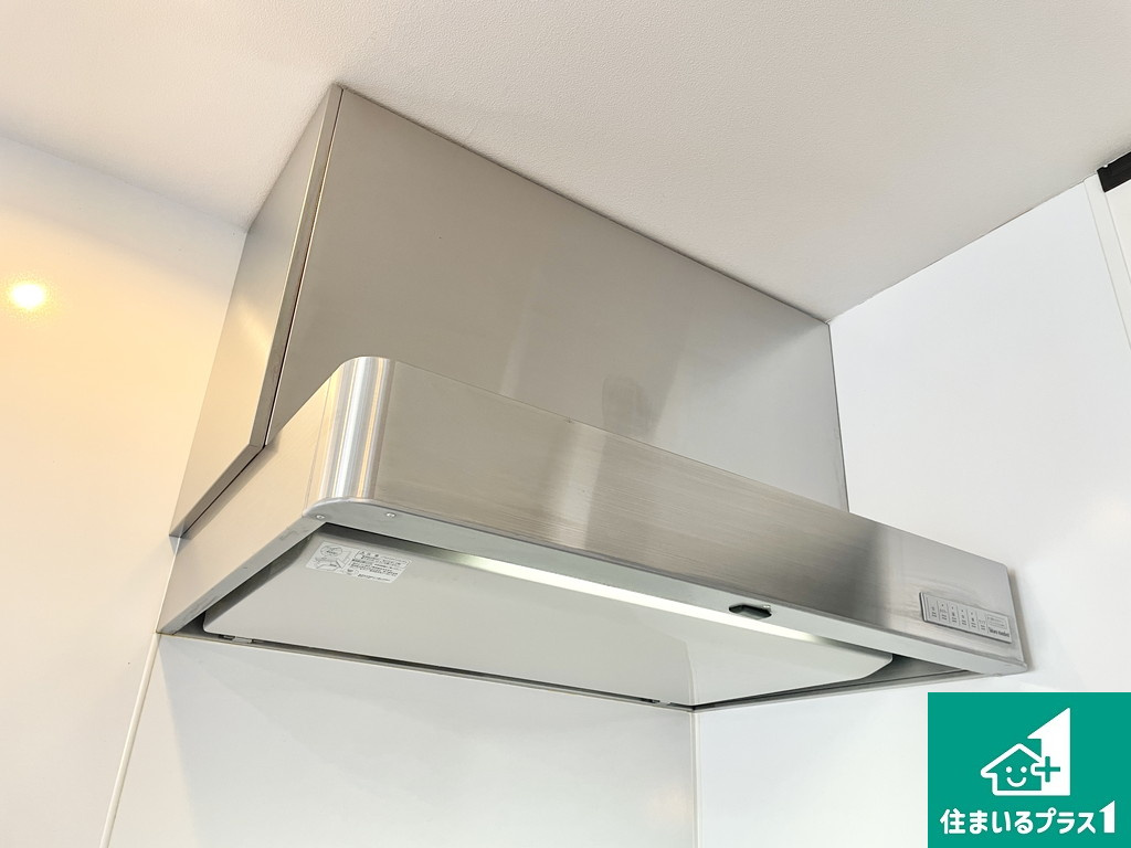 堺市西区鳳南町　中古一戸建の居間・リビング|太陽の光が差し込むとっても明るいリビング！思わず微笑みたくなる居心地の良さ。家族団らんの時間も増えそうなくつろぎのＬＤＫで、住む人のこだわりを活かすゆとりある空間♪