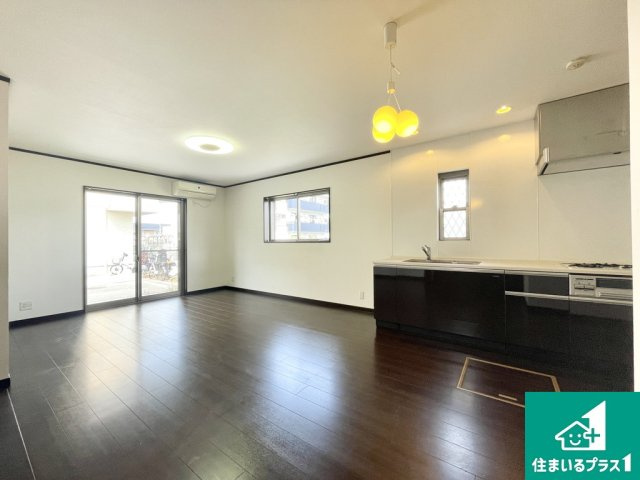 堺市西区鳳南町　中古一戸建の居間・リビング|リビングの別角度です♪