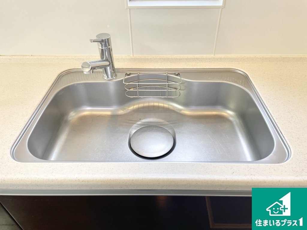 堺市西区鳳南町　中古一戸建の前面道路含む現地写真|周辺は閑静な住宅街！前面道路広々で車の出し入れも便利です。駐車が苦手な方でも安心して車庫入れできます！