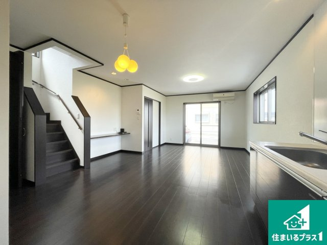 堺市西区鳳南町　中古一戸建の居間・リビング|日当たり良好の明るいリビングで朝の目覚めもスッキリできそう！対面キッチンでご家族のコミュニケーションも自然と増える設計！小さなお子様が遊ぶスペースを作っても広々とくつろげるLDK！