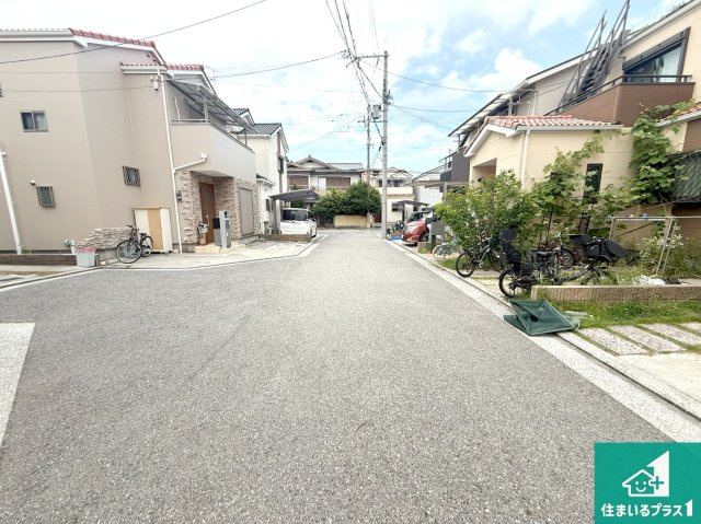 堺市西区鳳南町　中古一戸建の前面道路含む現地写真|周辺は閑静な住宅街！前面道路広々で車の出し入れも便利です。駐車が苦手な方でも安心して車庫入れできます！