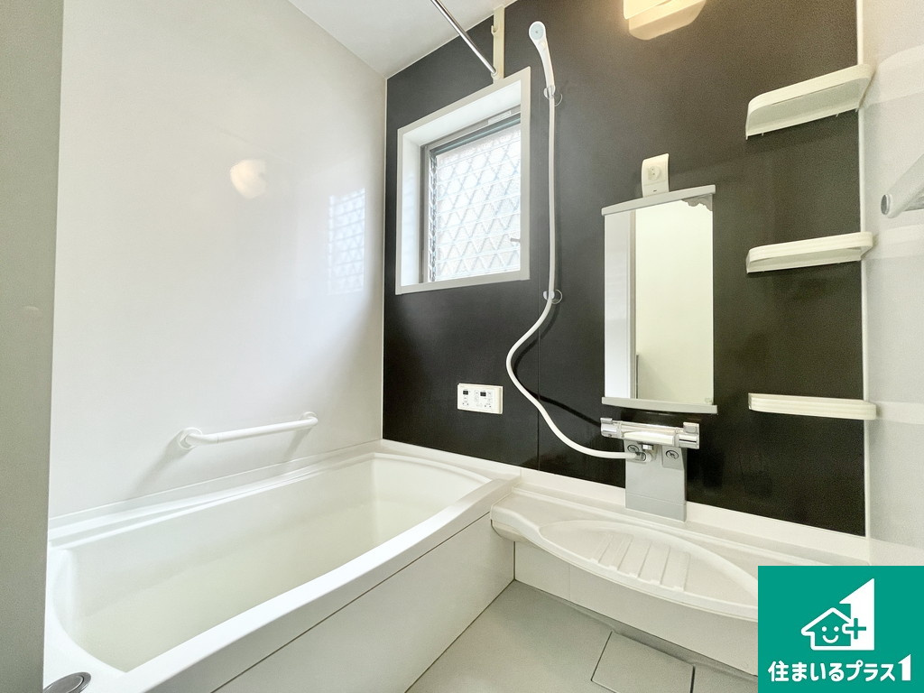 堺市西区鳳南町　中古一戸建の居間・リビング|シンプルなリビングは、ソファーを置いたり、観葉植物を置いたり、家具の配置やインテリアで住む人のこだわりを活かすゆとりある空間にしてください♪