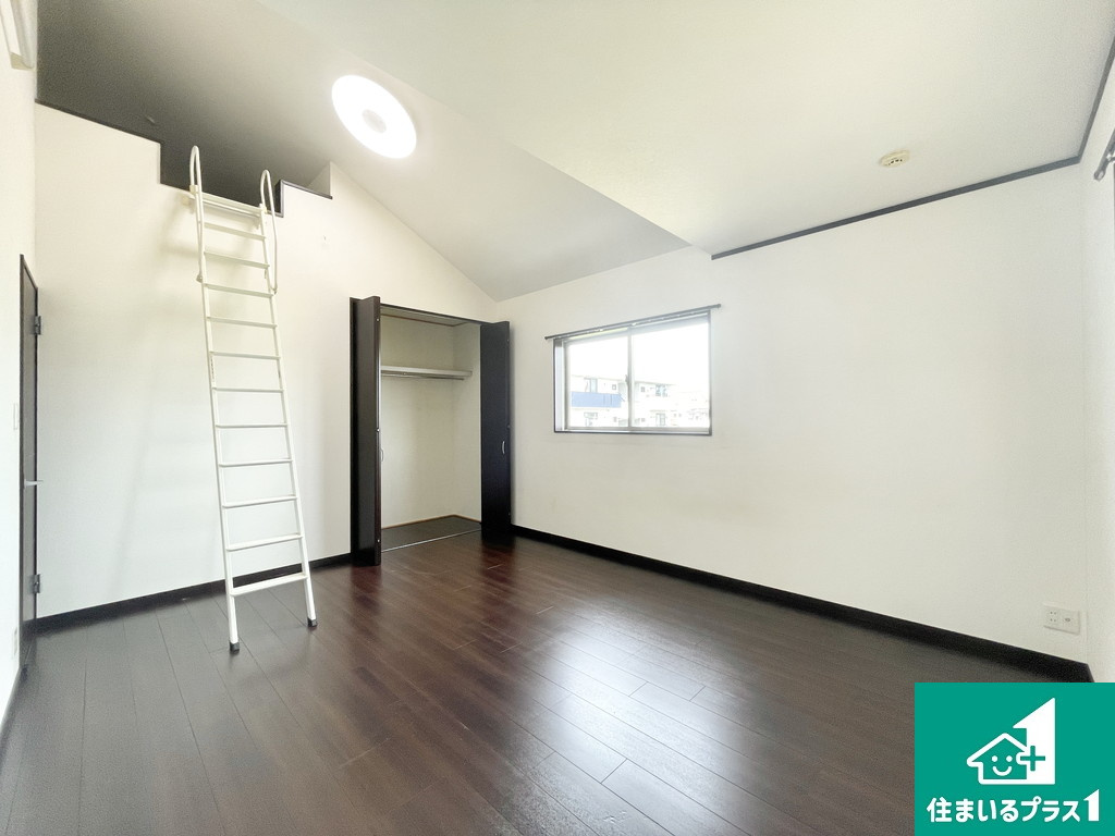 堺市西区鳳南町　中古一戸建の洋室|ナチュラル感のある洋室は、自分好みのインテリアが楽しめます♪ご家族とインテリアや家具を選びに行くのは購入時の醍醐味の一つです。ぜひお楽しみください♪【現地写真】