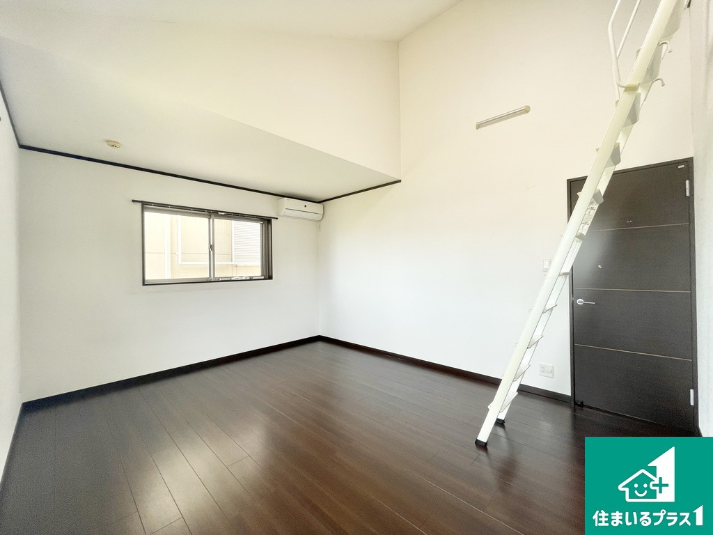 堺市西区鳳南町　中古一戸建の寝室|寝室は心地よい眠りについてもらいたくて、シンプルでかつ開放的な空間に！大きな窓から差し込む朝日が、すっきりとした目覚めをサポートします。【現地写真】