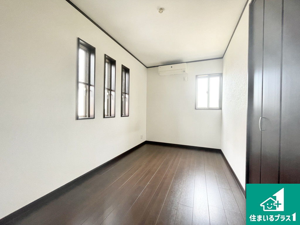 堺市西区鳳南町　中古一戸建の玄関|シューズクローゼットにはたくさんの靴が収納できるので玄関周りはいつもスッキリ！コの字型のスペースにはオシャレな小物を置くと玄関が華やかに♪【現地写真】