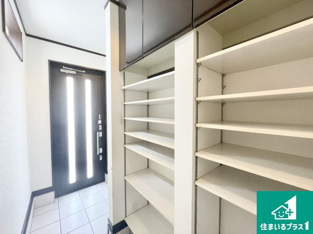 堺市西区鳳南町　中古一戸建の独立洗面台|清潔感のある洗面台です。フラットな鏡は掃除がしやすく毎日清潔！鏡裏には収納があるのでスッキリとした洗面台が保てます。