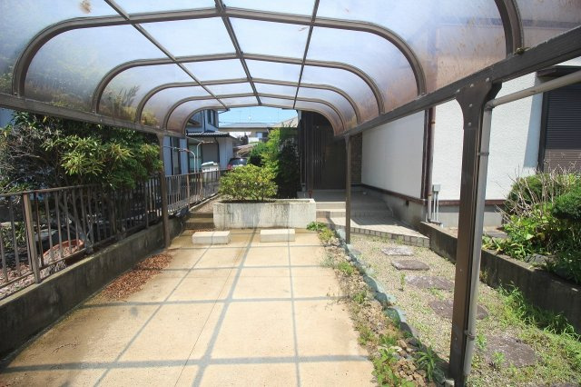 野木町友沼の駐車場|屋根付きカーポートで雨の日も快適♪玄関までフラットなアプローチで動線もスムーズです◎
