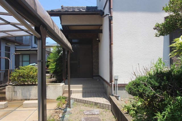 野木町友沼の玄関|落ち着いた雰囲気の玄関まわり。タイル敷きのポーチと植栽の緑が、訪れる人をやさしく迎えてくれます♪