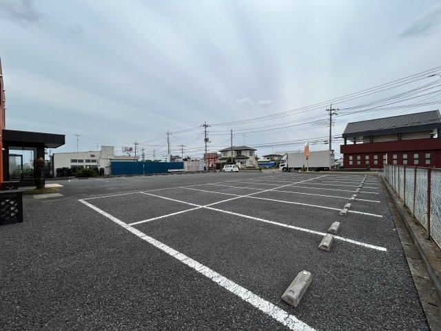 八重笠町貸事務所の駐車場