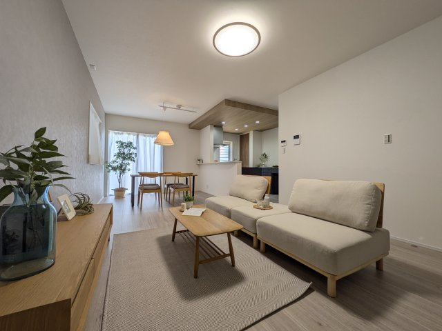 【居間・リビング】 | ☆ホームステージングしています。家具は撮影用です。ご家族みんながゆったりくつろげるリビングです。

