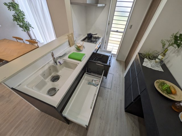 【キッチン】 | ☆ホームステージングしています。家具は撮影用です。料理をしながらでもご家族との会話を楽しめる対面キッチンです。

