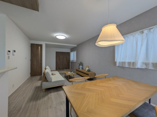 【居間・リビング】 | ☆ホームステージングしています。家具は撮影用です。
