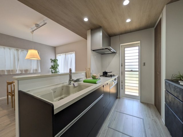【キッチン】 | ☆ホームステージングしています。家具は撮影用です。
