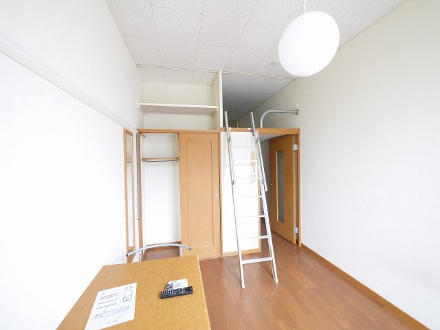 レオパレスＡｄｖａｎｃｅ富雄の寝室|使い勝手のいい洋室です