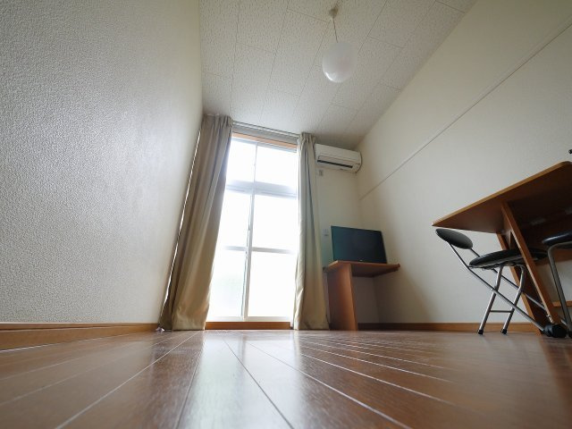 レオパレスＡｄｖａｎｃｅ富雄の洋室|ゆったりした洋室です