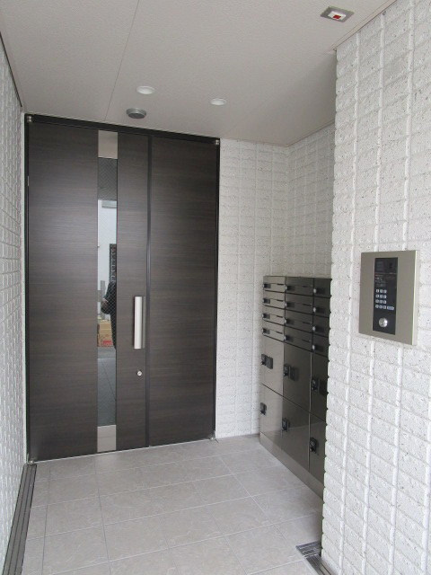 プラティーク北沢のエントランス|オートロック付きのエントランス