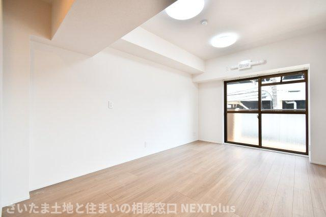 プレジデント98の居間・リビング|LDK13帖：カウンターキッチンの前にはダイニングテーブルを置き、奥にソファーやテレビを置く事で、ダイニング空間とリビング空間を分ける事ができメリハリがつきます！