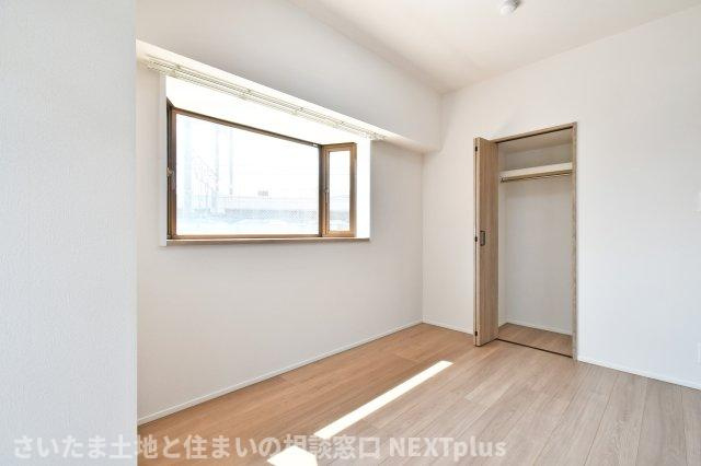 プレジデント98の洋室|洋室①5.2帖：南側の大きな窓からバルコニーに出られます。西側の窓は出窓になっているので、ちょっとした収納スペースにもなります。ぬいぐるみや観葉植物を飾ってみるのも◎