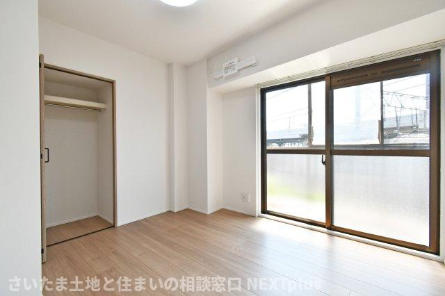 プレジデント98の洋室|洋室②5.7帖：西側のバルコニーに出られるお部屋です。西向きなので朝はぐっすりと眠りたい方にぴったりです◎クローゼットはハンガーラックつきなので、大切なお洋服をシワなく収納できます◎