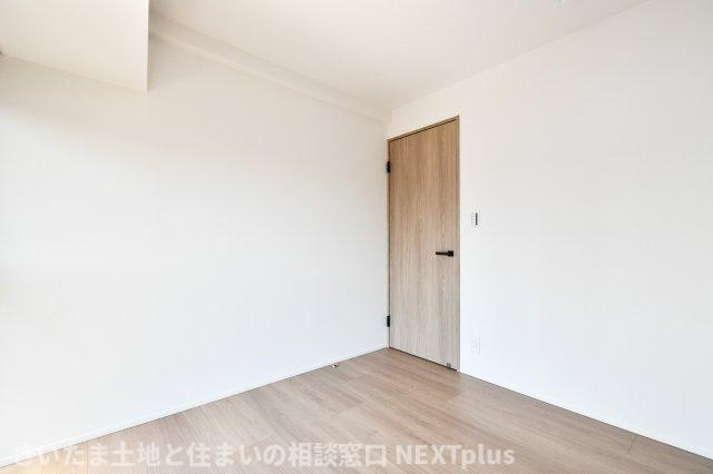 プレジデント98の洋室|洋室②5.7帖：白を基調としているので、より空間が広く感じられます。レイアウトもしやすいので、様々なコーディネートが楽しめますね！ダブルベットも置ける広さなので、主寝室にもおすすめです◎