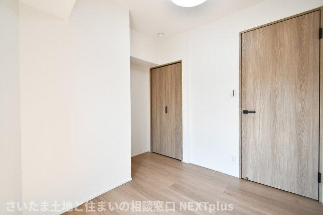 プレジデント98の洋室|洋室③3.9帖：ベットと勉強机を置ける広さなので、お子様の一人部屋や書斎としてもご使用いただけます◎広すぎず一人部屋としてちょうどいいので、集中力も高まりそうですね◎