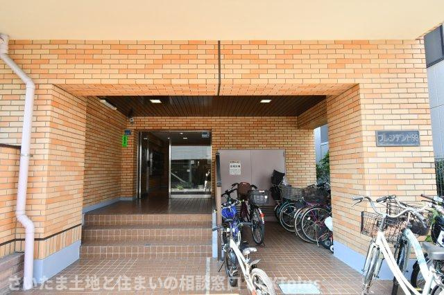 プレジデント98のエントランス|当社はポータルサイト掲載物件、他社様掲載物件なども含めて複数物件をまとめてご案内可能です！気になる物件はいくつでもご気軽にお申し付けください。皆様のご連絡心よりお待ちしております。