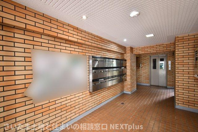 プレジデント98のエントランス|『物件を今日見てみたい』といった当日のご案内、同条件などの物件、他社様掲載物件もご紹介可能！一日でまとめて内覧したい方、ぜひ当社までお問い合わせ下さい。スタッフ一同皆様のご連絡お待ちしております！