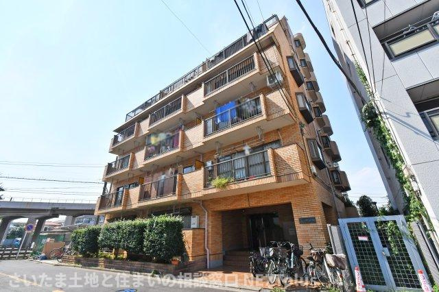 プレジデント98の外観|タイル貼りの外観です！色も明るい外観なので、目が引かれるマンションです。総戸数が25戸と大規模ではないので、住人間で顔を覚えることが出来て、安心出来ます！カメラも付いているので、防犯性◎