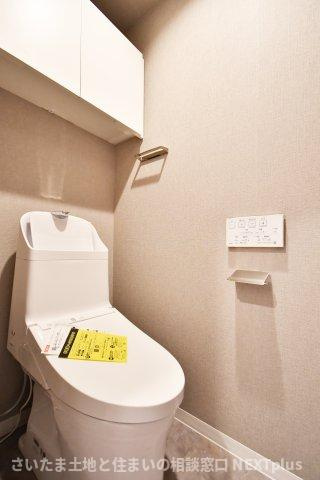プレジデント98のトイレ|トイレ：奥行きにゆとりがあり、圧迫感の少ないトイレスペース。吊戸棚付きで、トイレットペーパーなどの備品補充も楽々行えます。掃除用具をしまうと生活感も消す事ができ、イマドキなお部屋にできます。