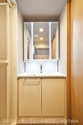 プレジデント98の独立洗面台|三面鏡付き洗面台は朝の寝癖直しも楽々。鏡裏には歯ブラシセットやスキンケアも収納できて魅力的です！下の収納にもドライヤーや入浴グッツ、洗剤のストックなど…様々なものが収納できる便利な設備です！