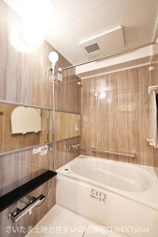 プレジデント98の浴室|シックで上品さを感じるバスルームはまるでホテルのような仕上がり。日常から解放できる癒しの空間となります。木目がアクセントになっております！新品ですのでご入居後から気持ちよく入浴頂けます。