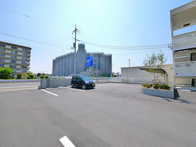 レオネクストコミンチャーレ九条の駐車場|車をお持ちの方に嬉しい駐車場付きの物件です