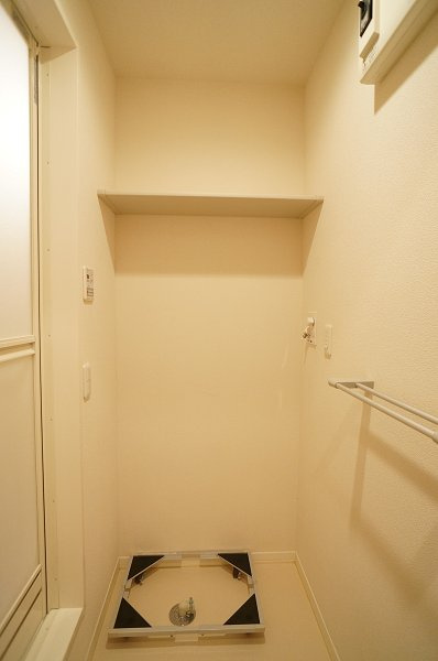 アングレーヌのその他|洗濯機置場♪上部に収納棚有り