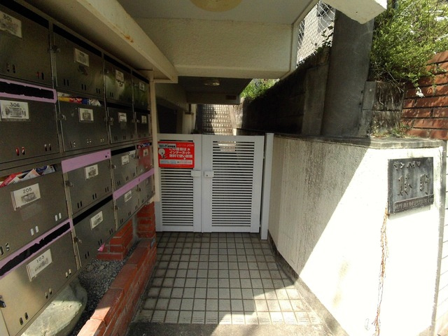 サンハイツ勝野のエントランス