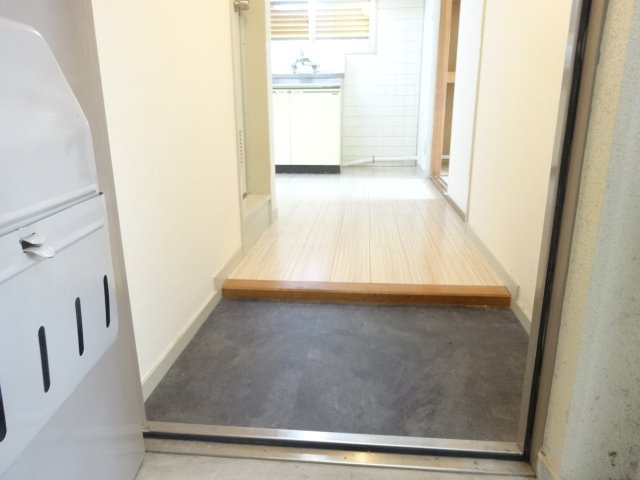 三東マンションの玄関