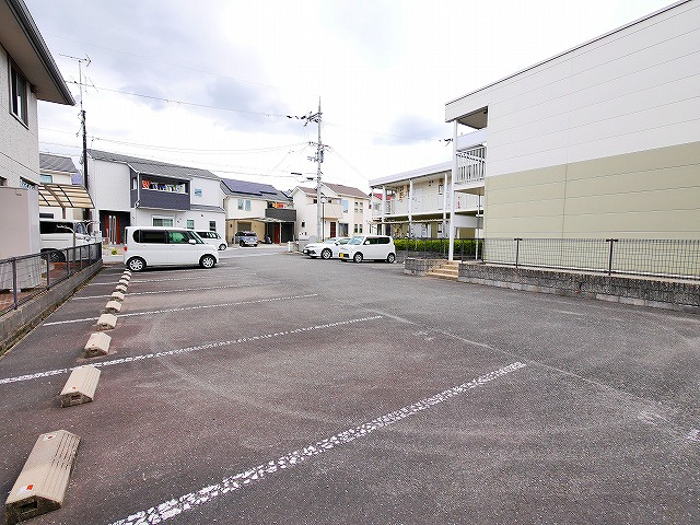 レオパレス萩ヶ丘の駐車場