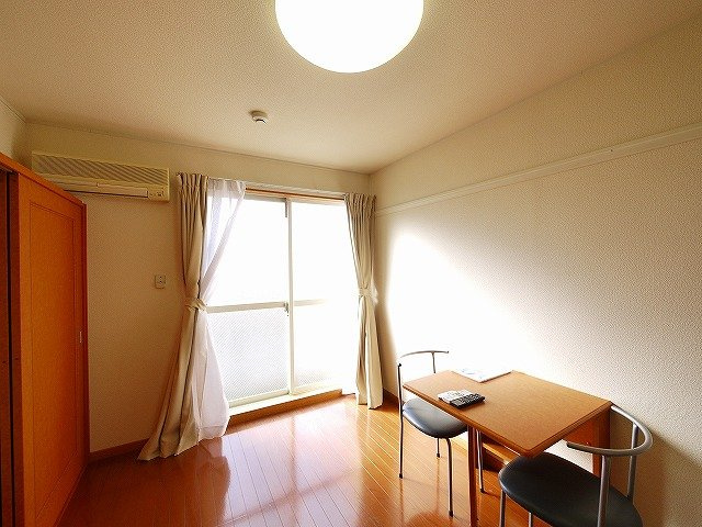 レオパレスソレーユの居間・リビング|明るい洋室です