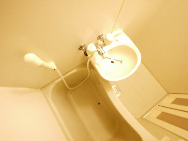 レオパレスソレーユの浴室|落ち着いた空間のお風呂です