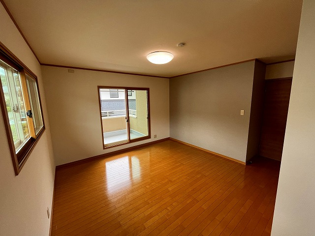 山形市高原町　中古住宅の寝室|寝室は約１１帖のプライベート空間です。