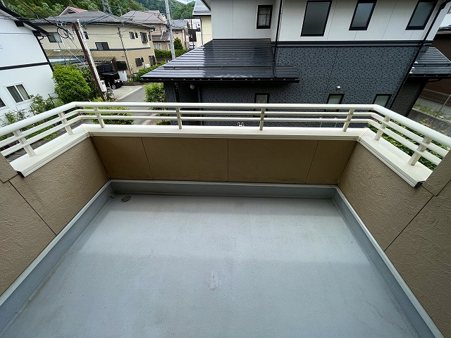 山形市高原町　中古住宅のバルコニー|寝室からゆったり広さのバルコニーへ