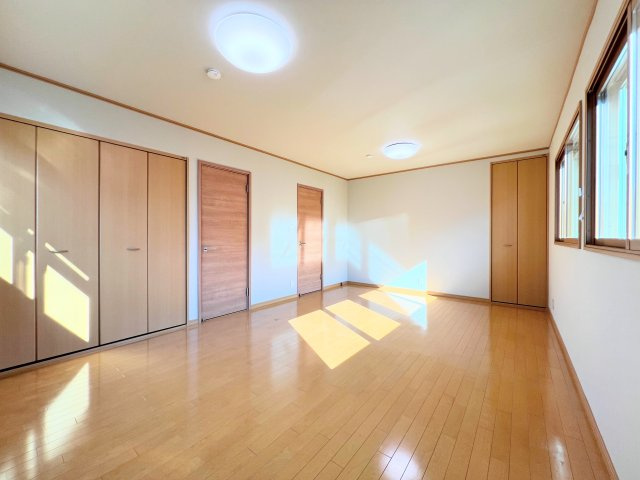 山形市高原町　中古住宅の洋室|２階１２帖の洋室は間仕切りをして２部屋へ間取り変更可能です。ぜひご相談ください。