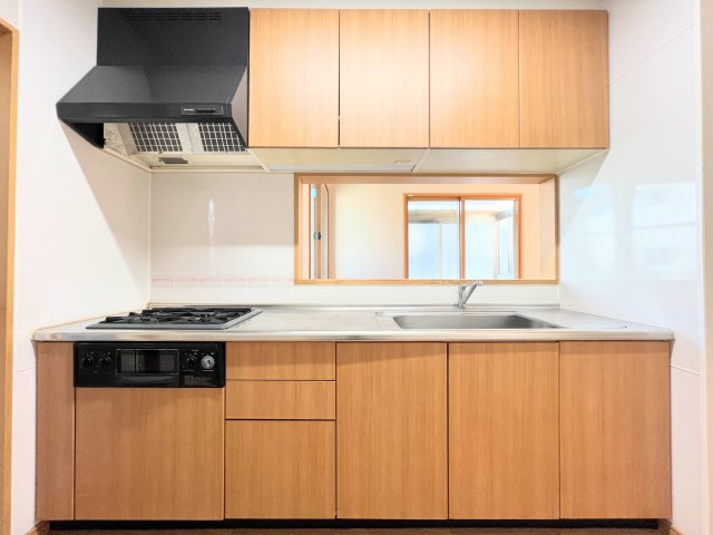 山形市高原町　中古住宅の和室|冷暖房効率のよいインプラスの落ち着いた雰囲気の和室です。３枚ふすま戸を開けると、リビングへつながっています。