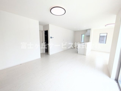 【居間・リビング】 | 浜松市中央区文丘町 2期 新築一戸建て | リビングダイニングです