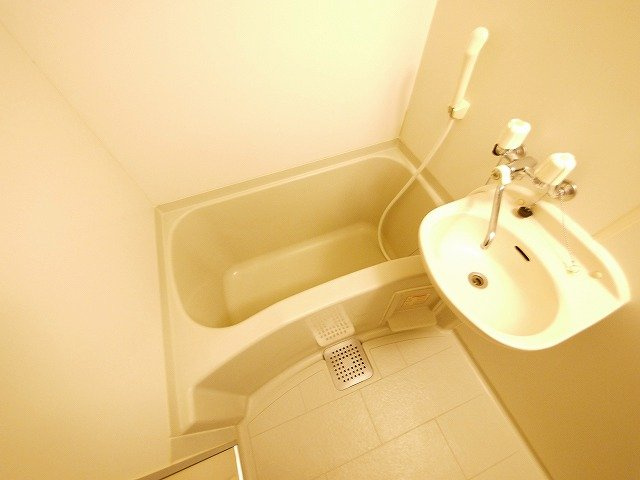 レオパレスソレーユの浴室|ゆったり過ごせるお風呂です